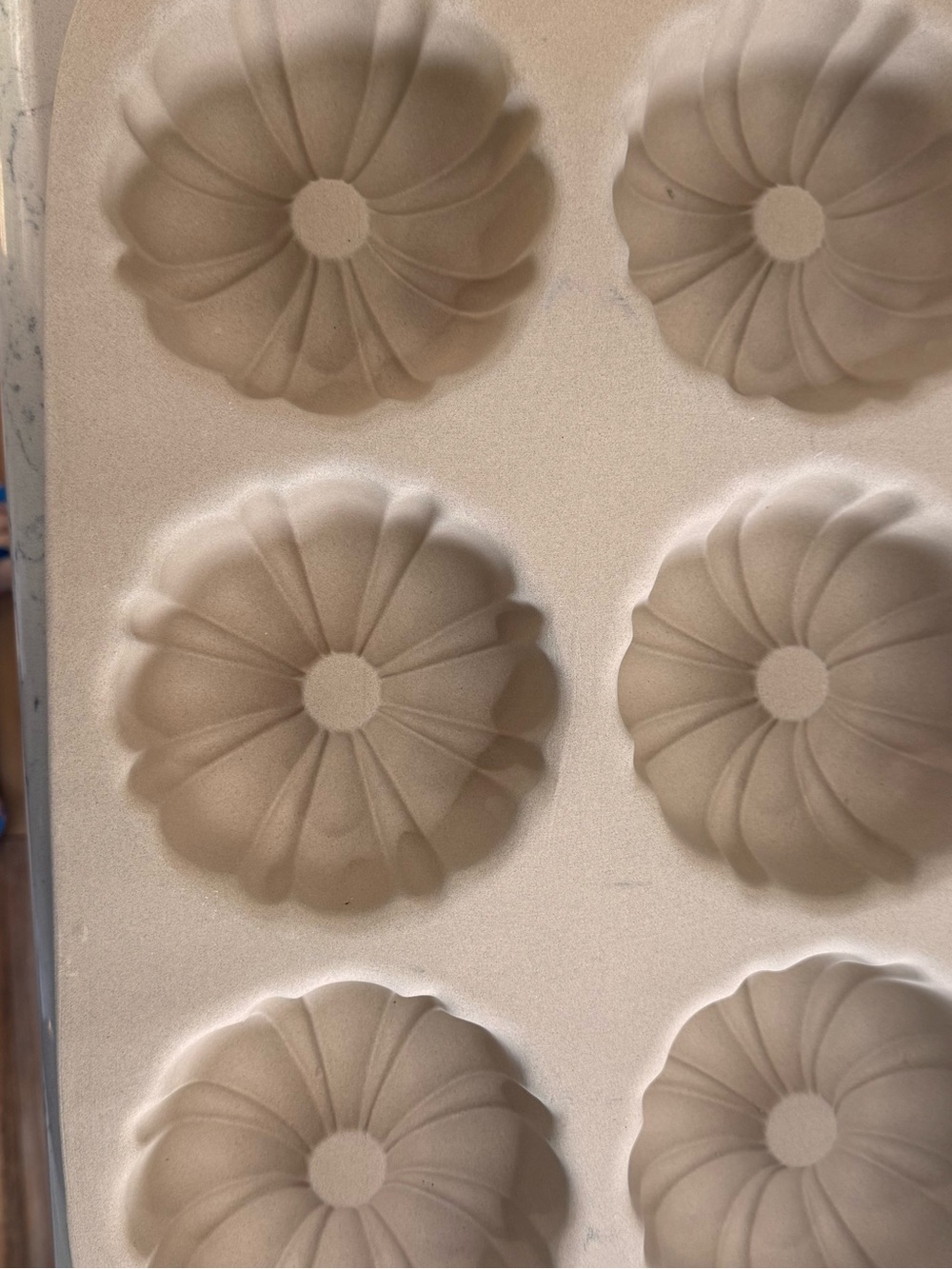 The Pampered Chef Mini Fluted Bundt Cake Pan Family Heritage Stoneware (Retired) - Picture 4 of 7